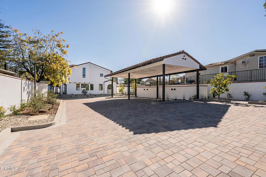 Building Photo - 136 N Oakview Dr #101