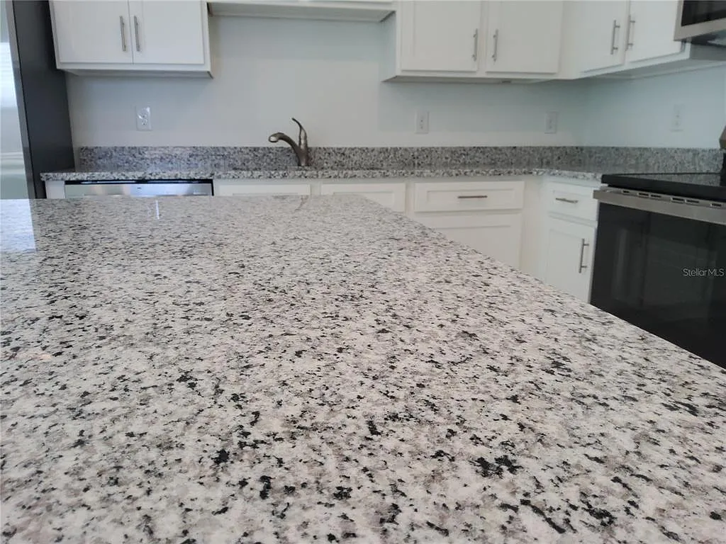 3 bed, 2.5 bath, 1300 sqft, $2,000 — Photo 4