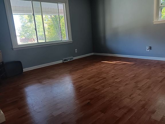 5th image of 210 Marie St