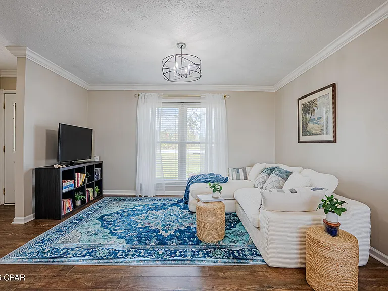 3015 Stanford Rd — Photo 2