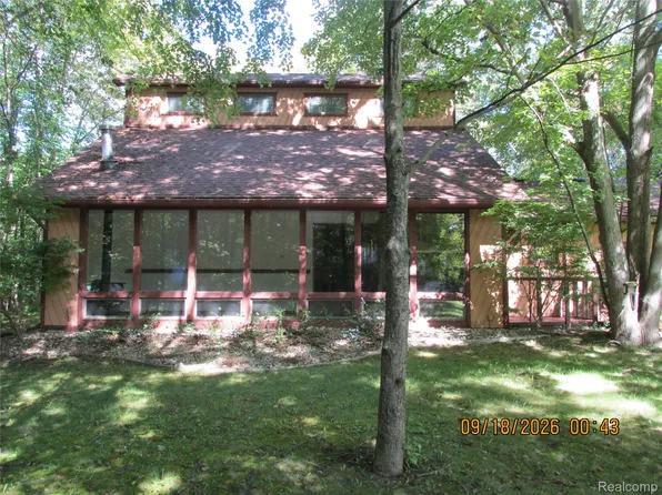 8505 Lindsey Rd, Casco, MI 48064