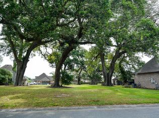 300 Quiet Oaks Dr, Youngsville, LA 70592