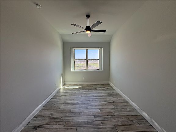4th image of 725 Windward Ct