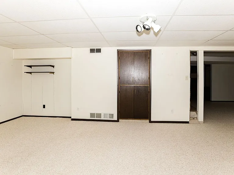 601 W Interstate Ave — Photo 32