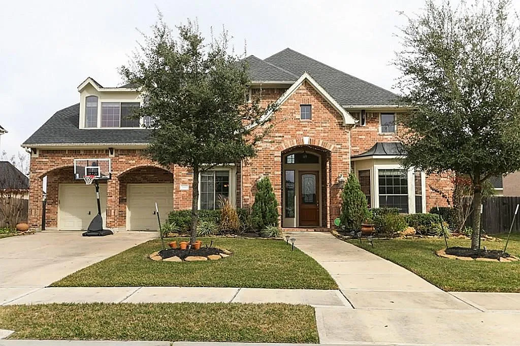 5 bed, 4.5 bath, 4424 sqft, $6,400 — Photo 1