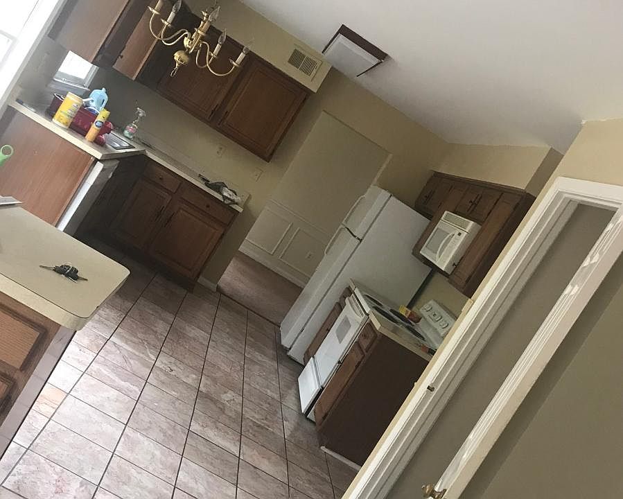 2nd image of 1800 Waesche Pl