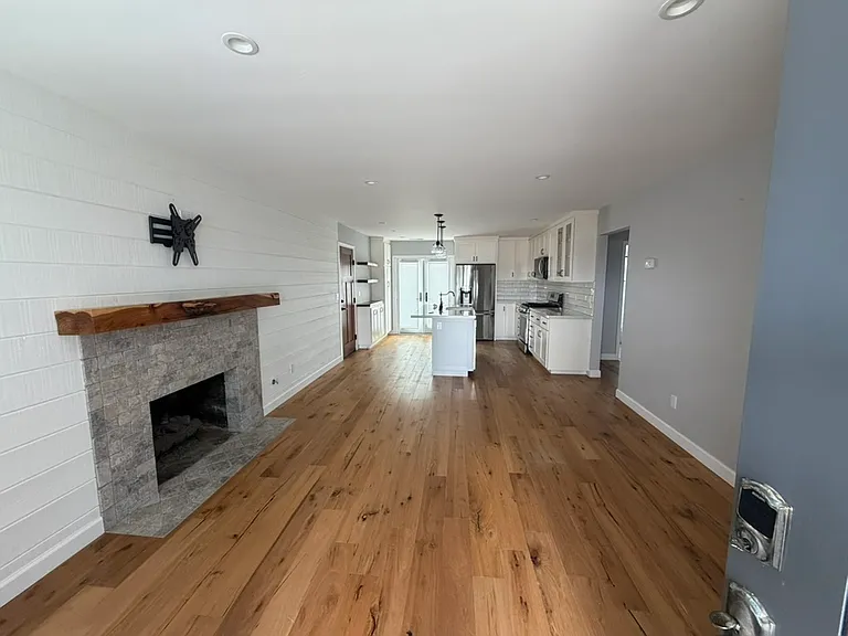 242 Reindollar Ave — Photo 3