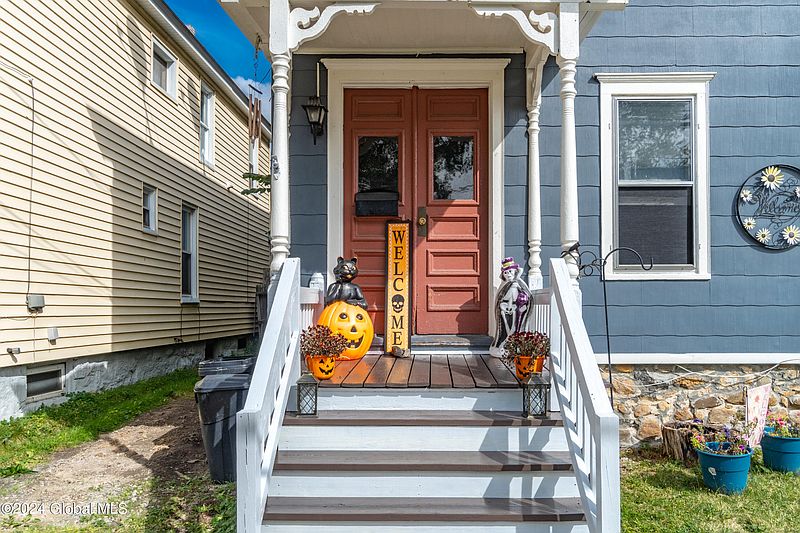 2nd image of 11 Mason St Street