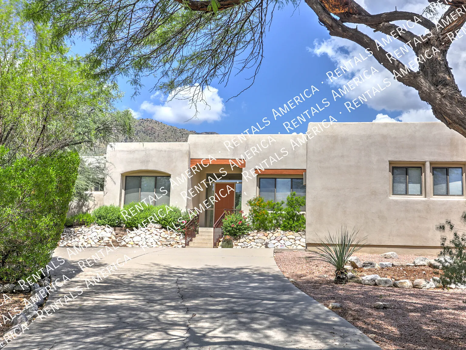 Beautiful 4 bedroom 3/5 bath Retreat with Mountain Views, Pool & Spa — Photo 2