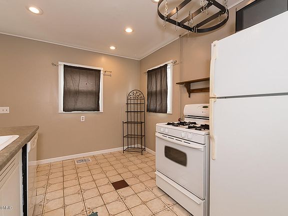 3rd image of 2440 Hillsdale Ave