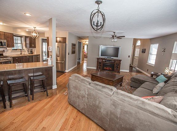 3rd image of 36 Sandlewood Dr