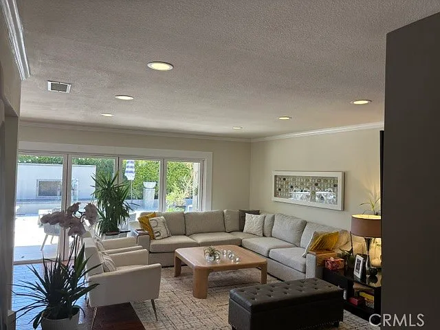 5 bed, 3.5 bath, 2340 sqft, $8,500 — Photo 3