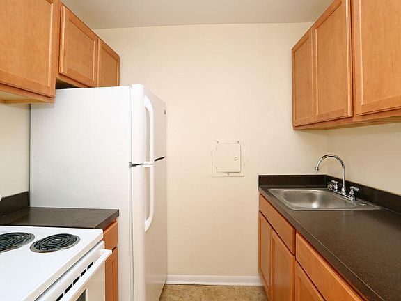 3rd image of 6000 N Kenmore Ave APT 101