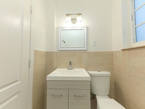 3rd image of 947 Marseille Dr #1