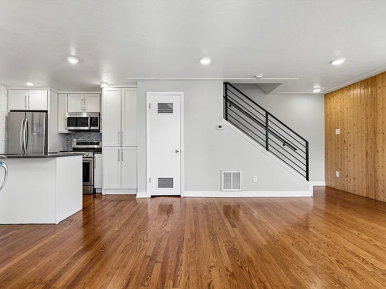1284 S Harrison St — Photo 4
