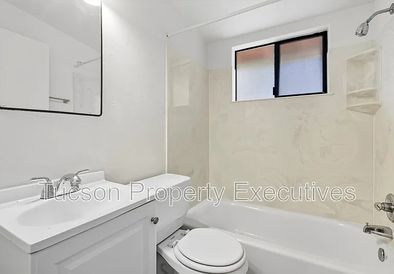 1638 N Beverly Ave — Photo 11