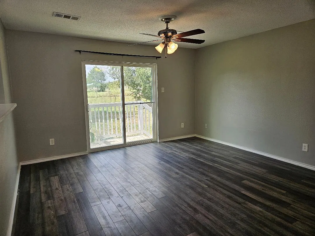 3 bed, 2.0 bath, 1356 sqft, $1,660 — Photo 4
