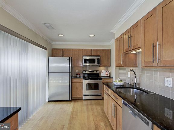 4th image of 27 Dudley Ct #27