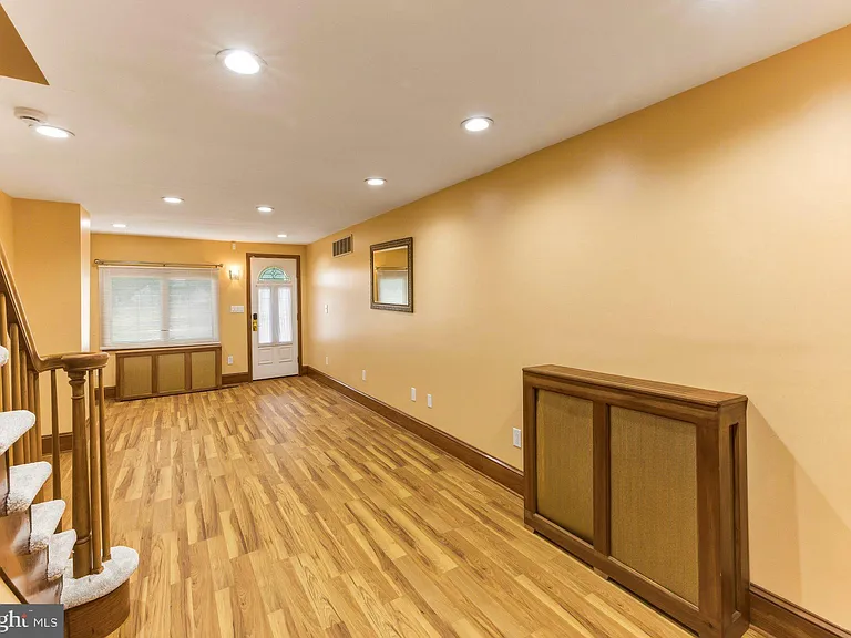 466 Logan Ave — Photo 3