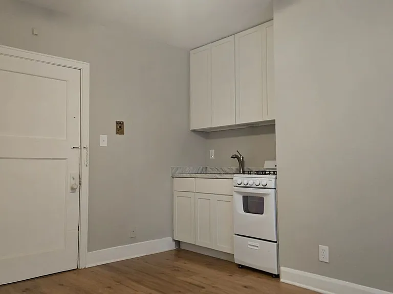 Lower East Side Milwaukee Studio and One bed Apartments- Flexible Lease Terms — Photo 6
