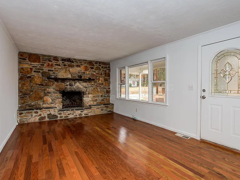 2213 Davis Rd — Photo 5