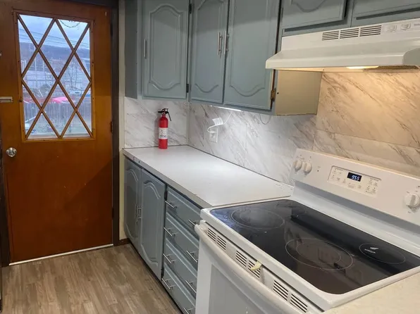 41 W 6th St, Mount Carmel, PA 17851