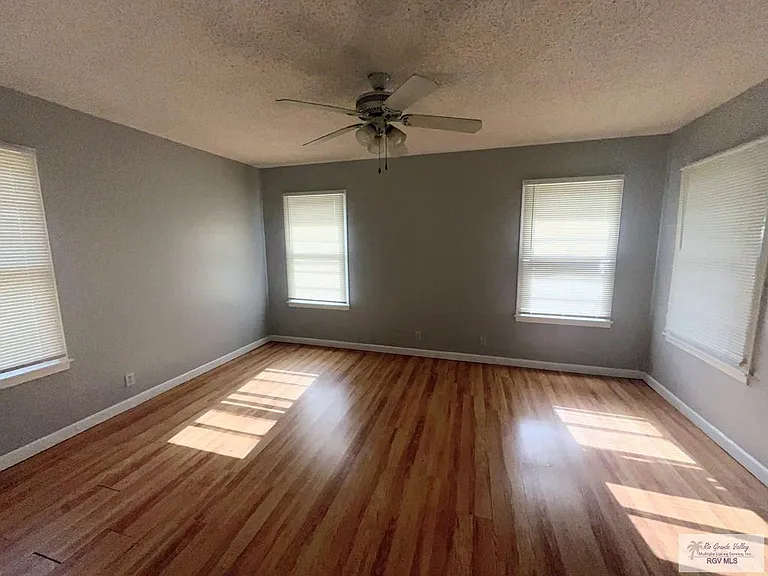 902 E Parkwood Dr — Photo 7
