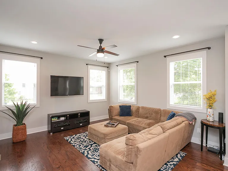 647 James Ave #A — Photo 8