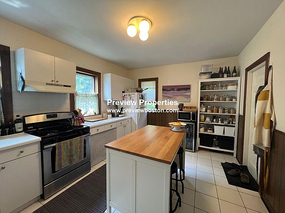 3rd image of 28 Burton St #2