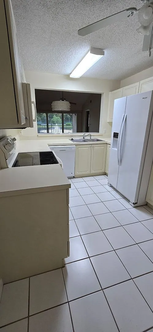 Charming 2BR Condo in Naples — Photo 4
