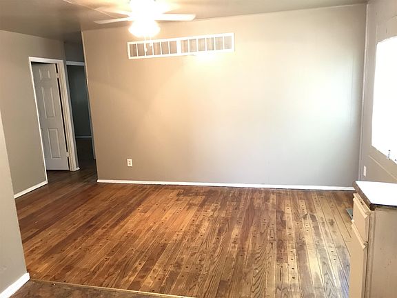 4th image of 10419 Royal Dr