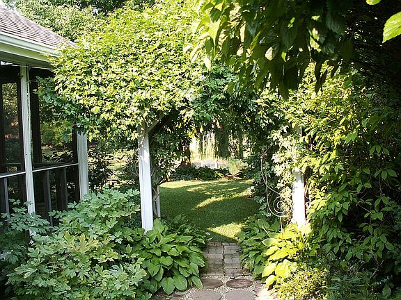 5th image of 450 Jennifer Ln