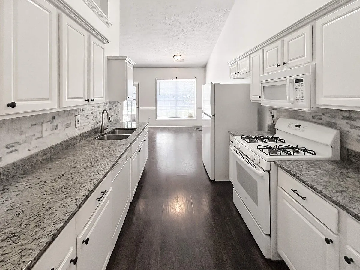 565 Clairidge Ln SW — Photo 3