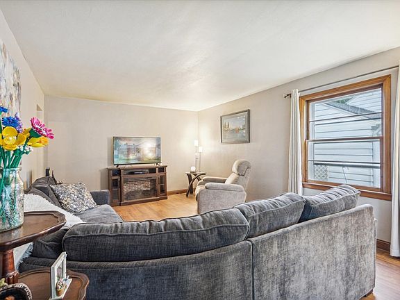 3rd image of 454 Schwartz St