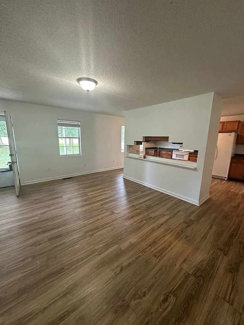 Quiet 3 Bedroom 2 Bath with Creek Access!! Pet Friendly! — Photo 4