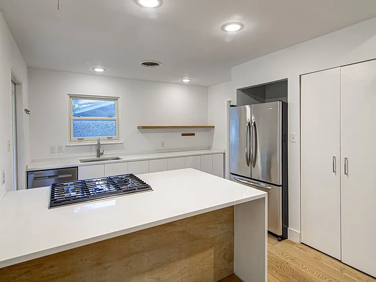 2704 Nottingham Ln — Photo 7
