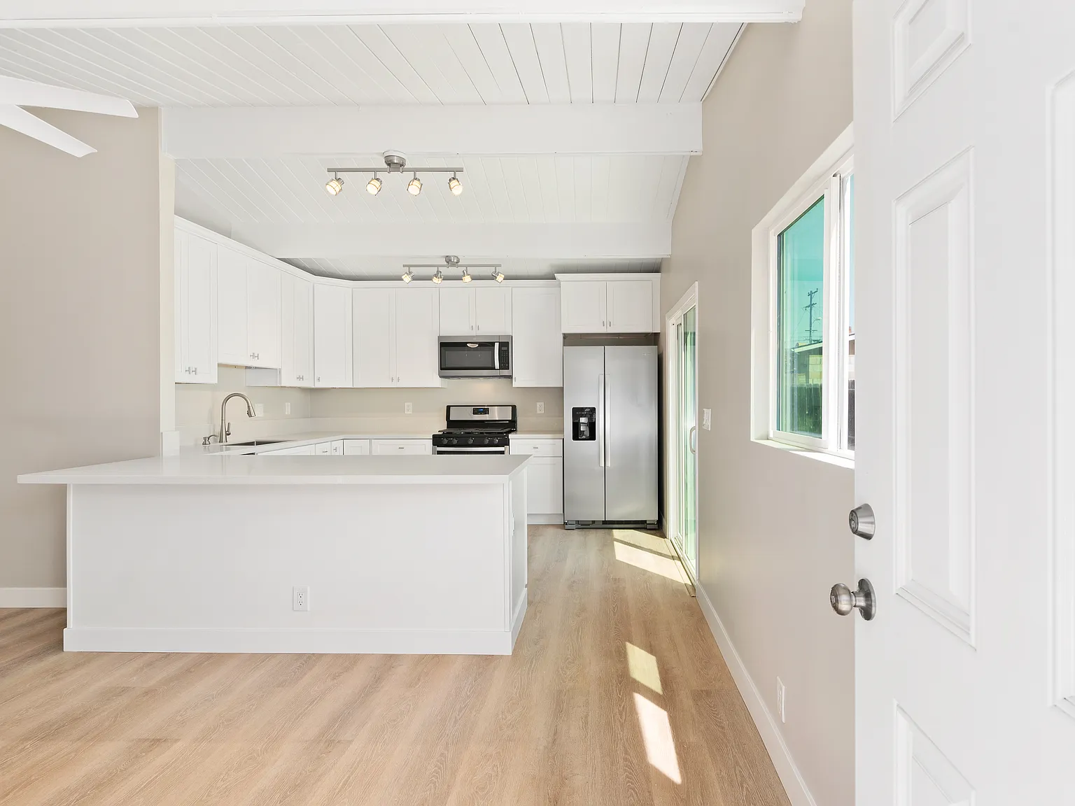 4 bed, 1250 sqft, $5,095 — Photo 4