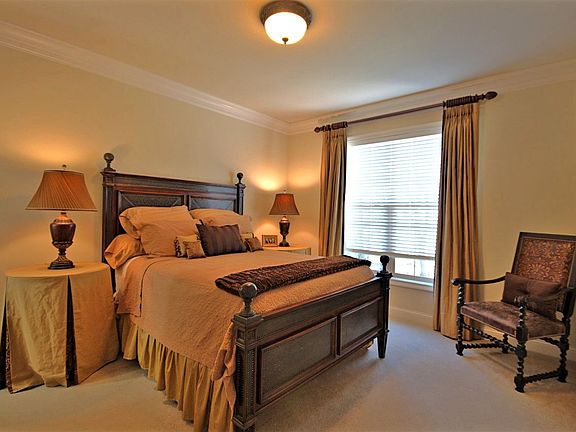 3rd image of 2204 Carolina Ln