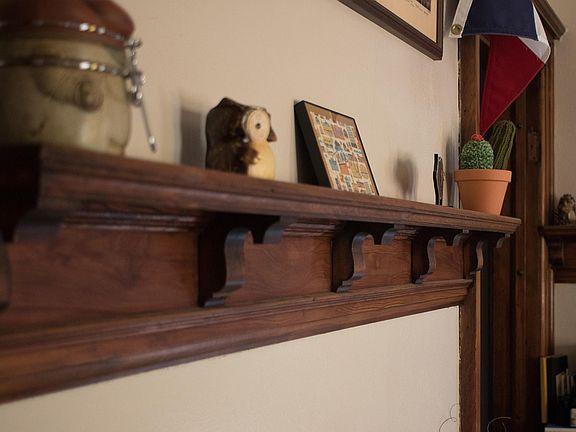 Plate rail in dining room