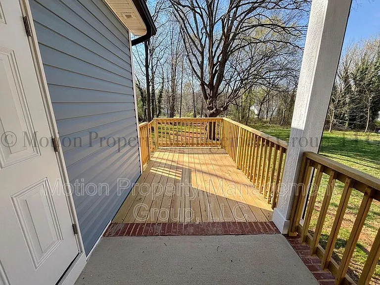 1121 Wilmington Ave — Photo 11