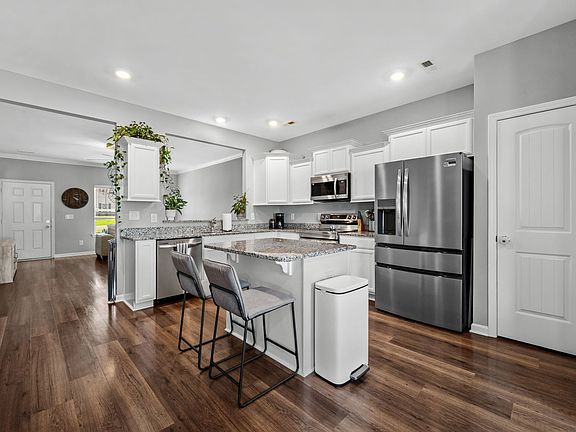 4th image of 413 Windyhill St