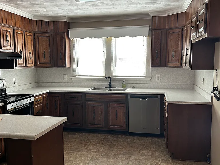 811 N Main St — Photo 5