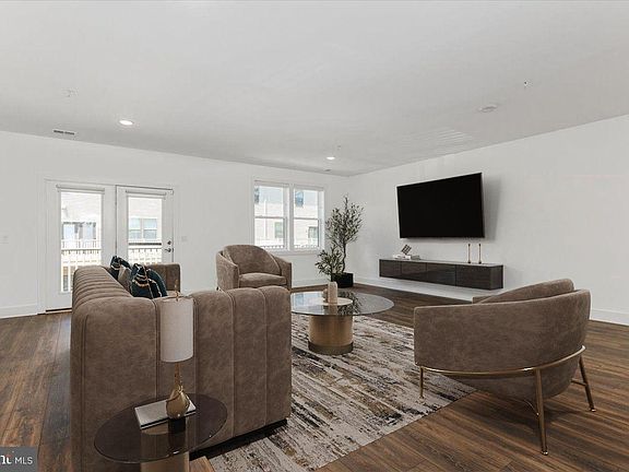 2nd image of 44824 Tiverton Sq