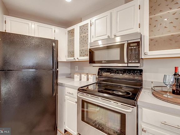Refreshed cabinets w/ recessed lights (2021)