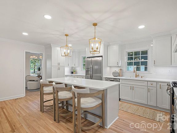 4th image of 1100 Braeburn Rd