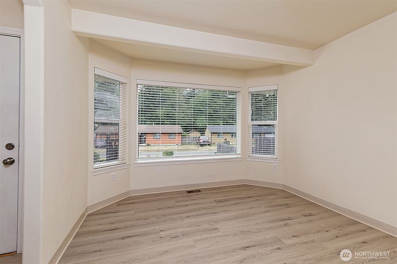 5th image of 30 E Larch Place