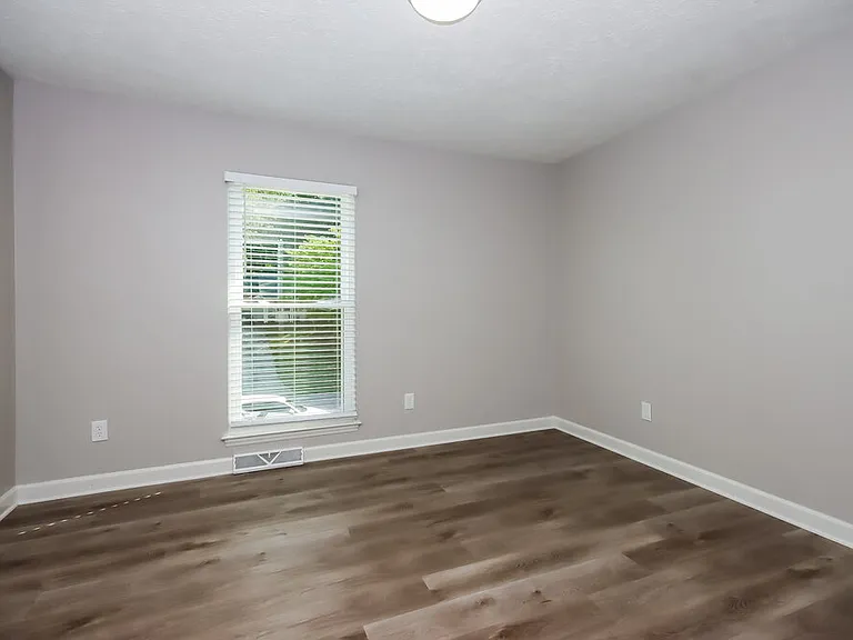 917 Oakridge Dr — Photo 15