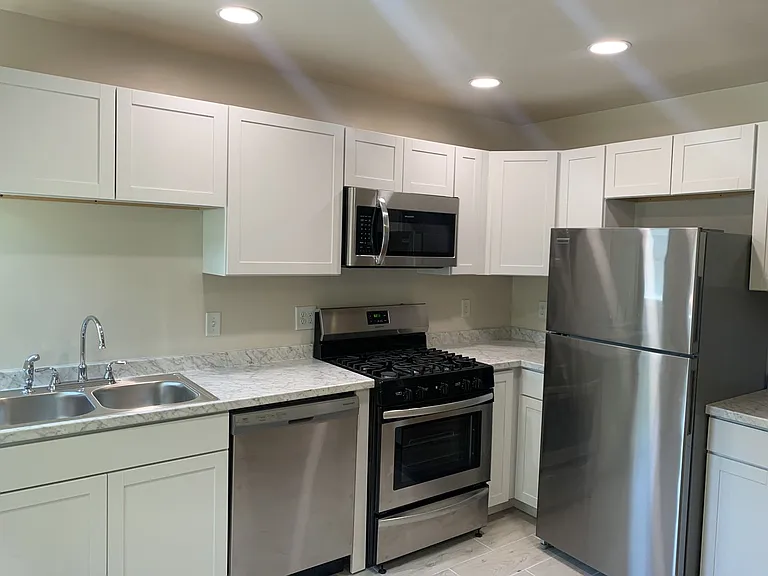2919 Victoria Avenue — Photo 2