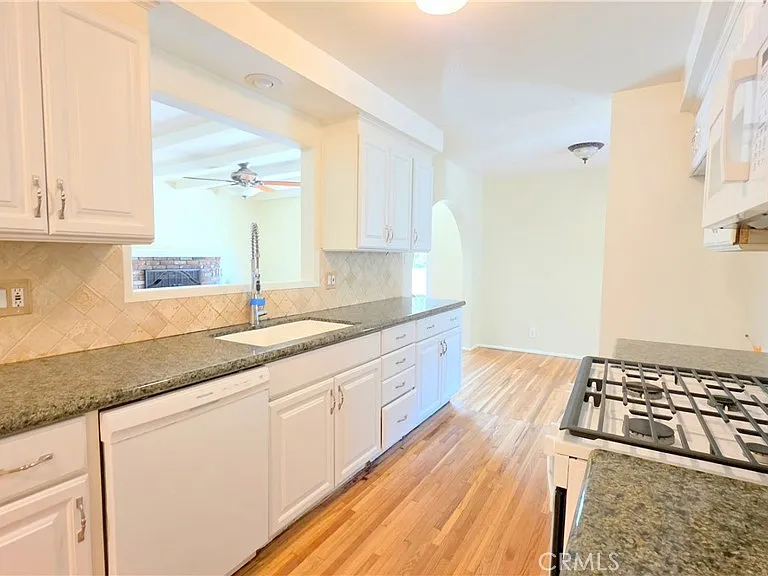 182 E Green St — Photo 5