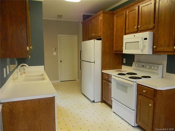 4th image of 122 Woodbend Dr